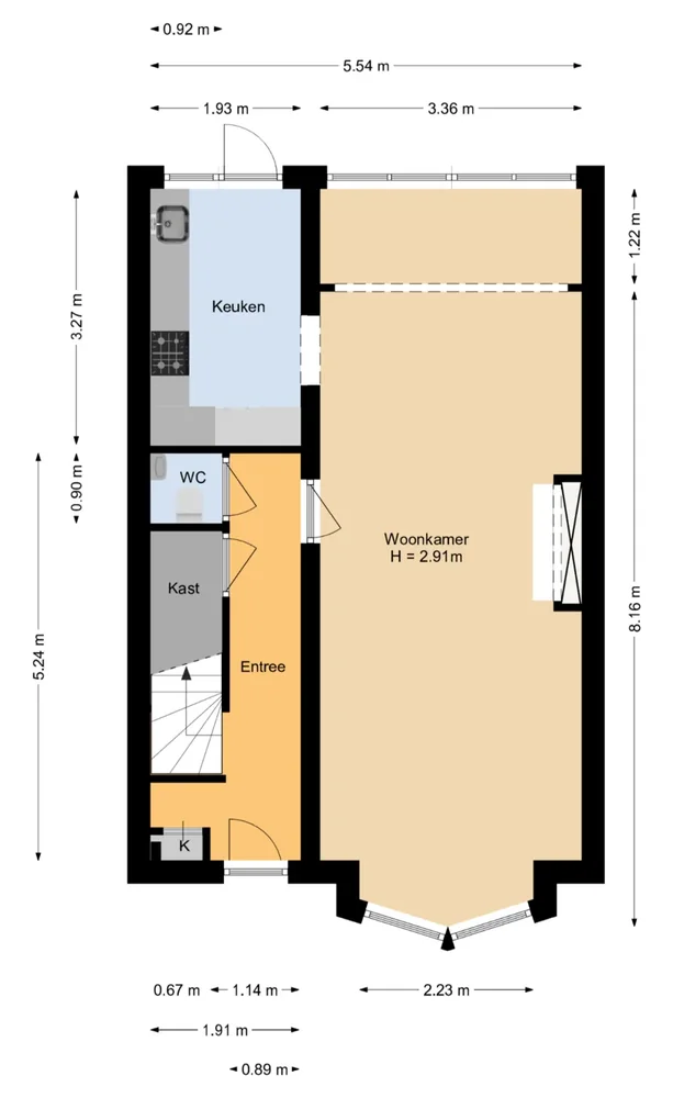 2D-plattegrond van een begane grond met erker, keuken, entree en woonkamer, met maten